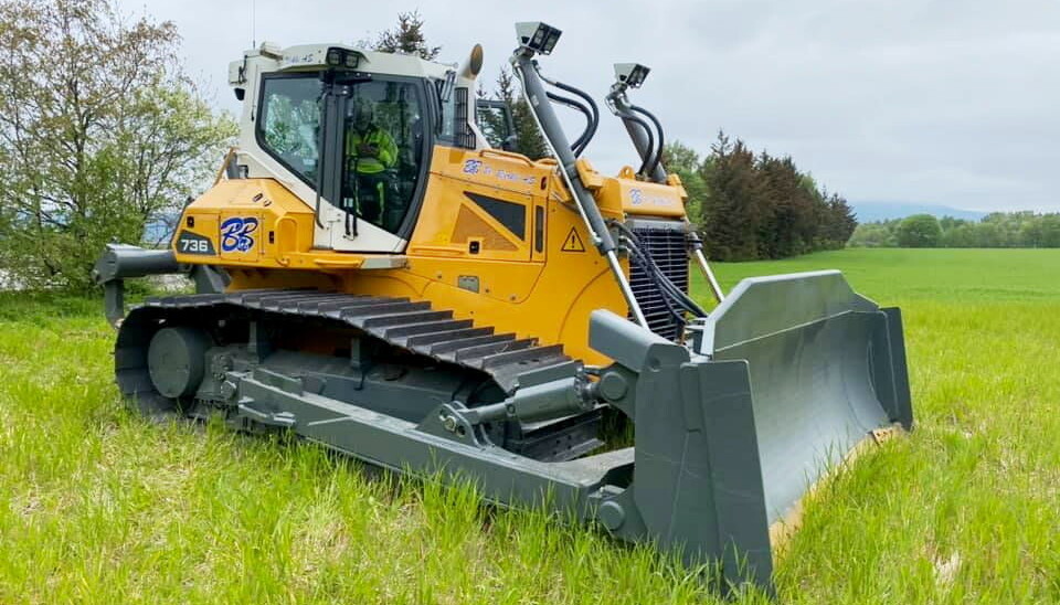 DOZER-SELSKAP: Br. Bjerkli AS har investert i sin første Liebherr-dozer noen gang, PR736 på 25 tonn. Men selskapet har «alltid» hatt dozer, helt siden gründer Palmer Bjerkli kjøpte sin første i 1971! Foto: Liebherr-Norge AS