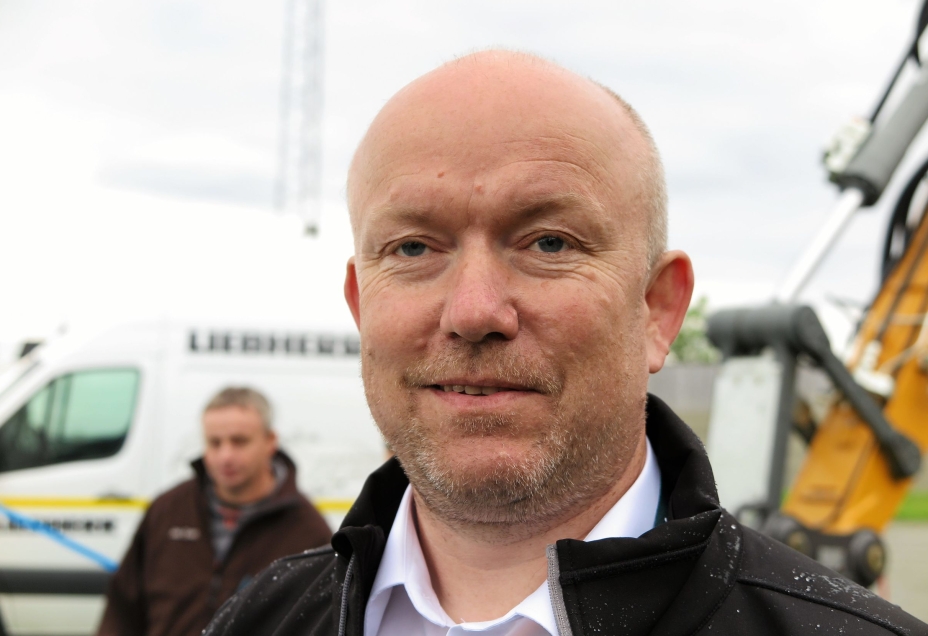 GOD FART: Eivind Engan i Liebherr-Norge AS melder om godt salg av dozere de senere årene.