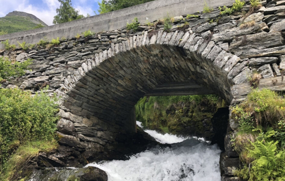 Flåbrua er den første av fire gamle bruer på fylkesvei 63 i Geiranger som skal forsterkes til å tåle dagens trafikk.