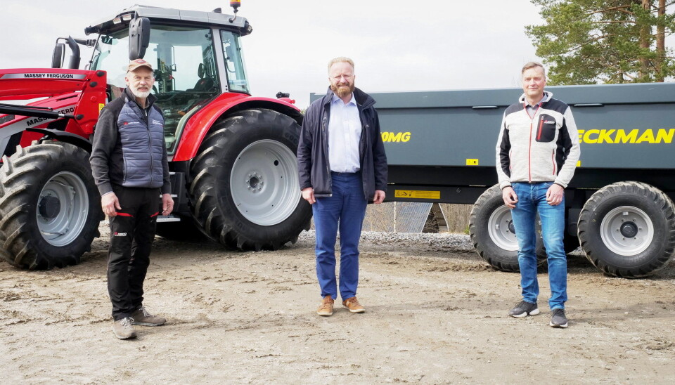 SISU-AVTALE: Weckman hengere og utstyr fra Sisu vil markedsføres via alle Eiksentrene. Fra venstre: Produktsjef Ole Jakob Rustad (Massey Ferguson Eikmaskin), salg- og markedssjef Jørgen Thingelstad (Sisu) og produktsjef Ole Jørgen Baarlid (Eikmaskin).