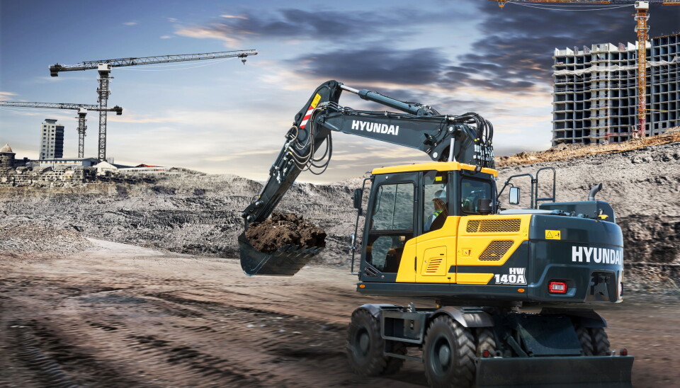 NY MOTOR: HW140A, her med delt bom, har fått ny og mindre Cummins motor, men med økt effekt og mindre forbruk. Foto:Hyundai NY MOTOR: HW140A, her med delt bom, har fått ny og mindre Cummins motor, men med økt effekt og mindre forbruk. Foto:Hyundai