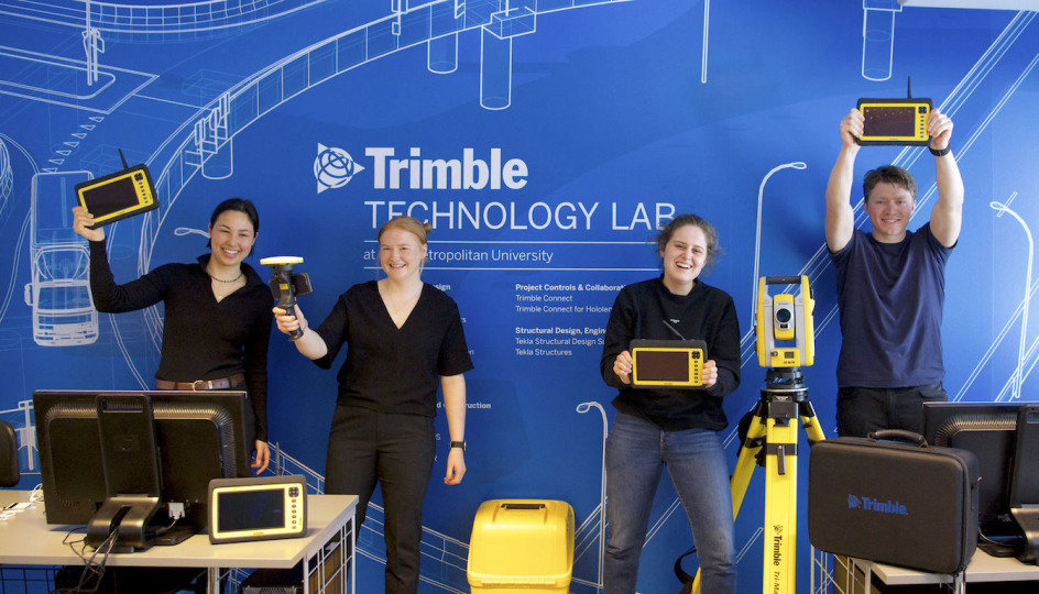 Studenter fra OsloMet viser frem utstyret i det nye laboratoriet.