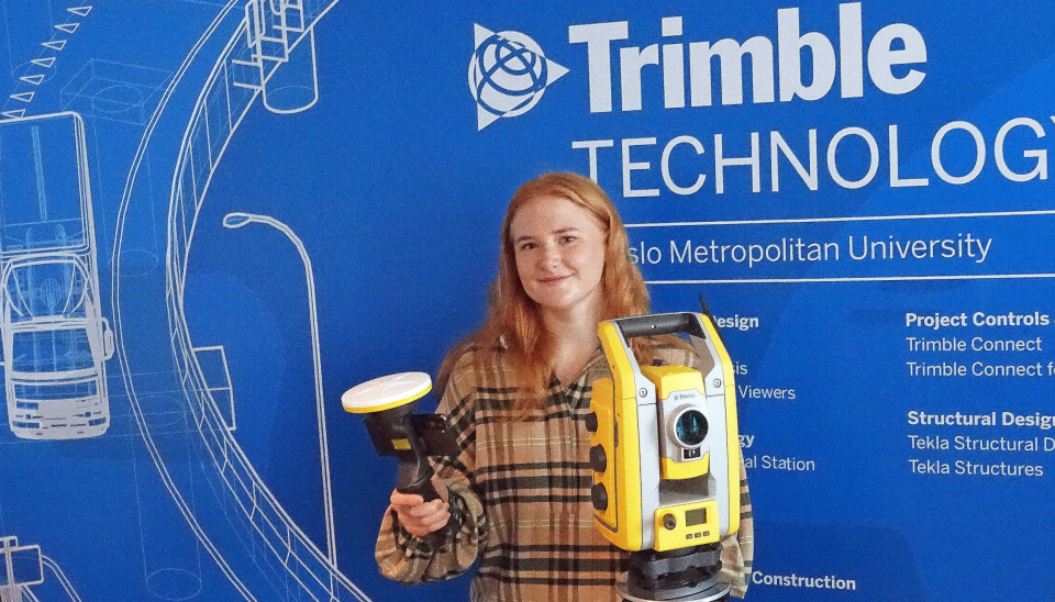 Nyutdannet byggingeniør Cecilie Erland i det nye laboratoriet på OsloMet. Nå har hun sommerjobb i Trimble.