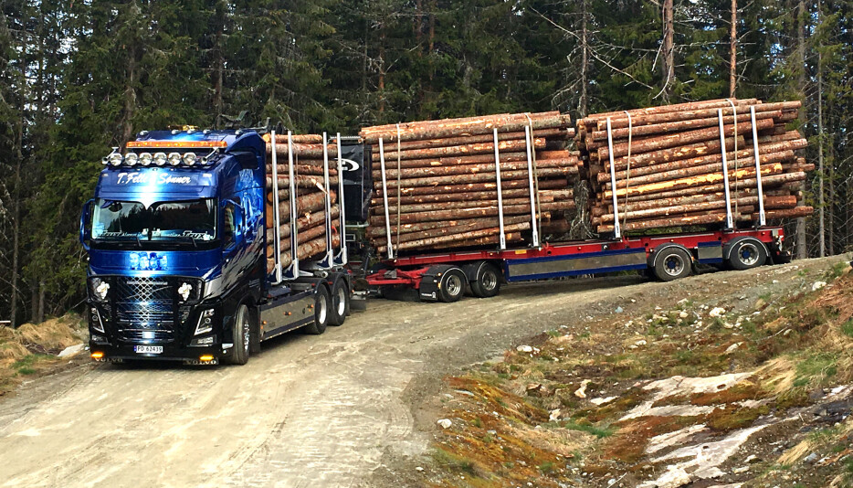 Øystein Felles 2018 modell Volvo FH16 går i tøff kjøring i skogen på Østlandet, men ser ut som ny.