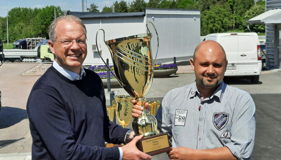 Under en hyggelig sammenkomst og seremoni i Göteborg nylig, fikk Øystein Felle overrakt prisen for Skandinavias tøffeste FH16 av AB Volvos konsernsjef Martin Lundstedt.