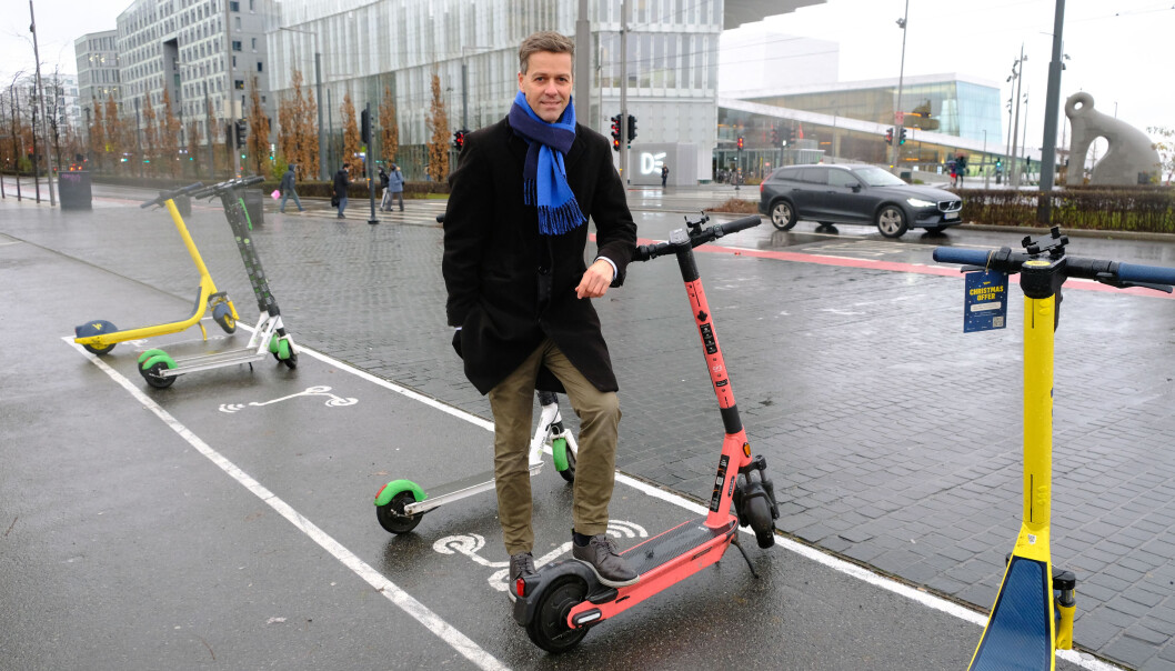 - Det skal bli enda tydeligere hva som er lov og ikke lov i bruken av elektriske sparkesykler. Derfor vil det nå kunne komme soner hvor det ikke er lov til å parkere eller bruke elsparkesykler flere steder, og soner med bestemte fartsgrenser. Det er kommunene selv som innfører slike soner, sier samferdselsminister Knut Arild Hareide. - Det skal bli enda tydeligere hva som er lov og ikke lov i bruken av elektriske sparkesykler. Derfor vil det nå kunne komme soner hvor det ikke er lov til å parkere eller bruke elsparkesykler flere steder, og soner med bestemte fartsgrenser. Det er kommunene selv som innfører slike soner, sier samferdselsminister Knut Arild Hareide.