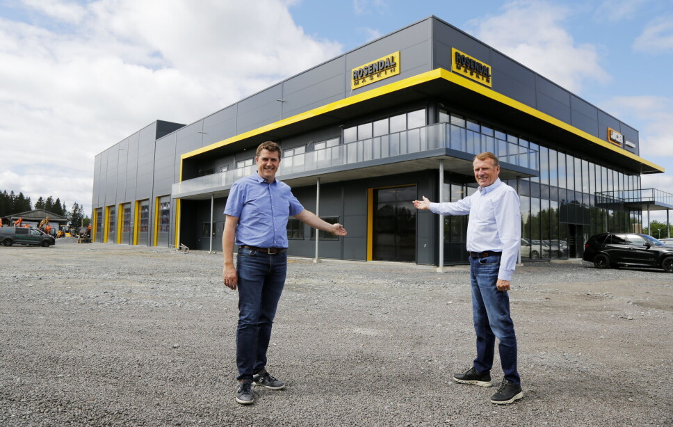 VELKOMMEN: Daglig leder Tor Anders Høgaas (t.v.) og styreleder Kåre Rosendal ønsker ansatte, kunder og samarbeidspartnere velkommen til JCB- og Doosan-forhandlerens nye storstue i Askim. Foto: Klaus Eriksen