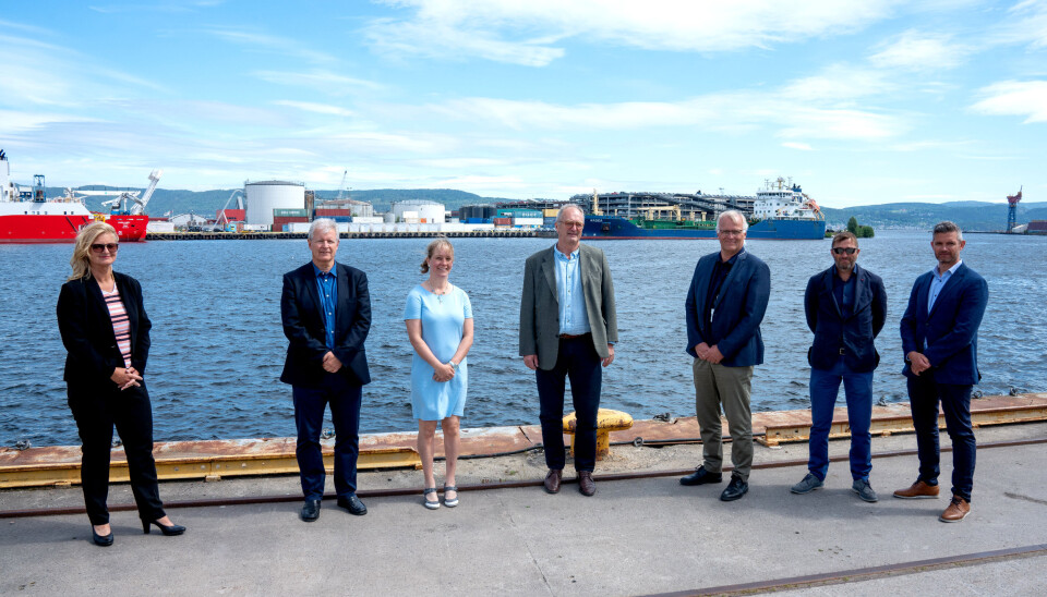 Bilde tatt i forbindelse med kontraktsigneringen. Fra venstre: Ann-Christin Andersen (Styreleder, Drammen havn), Jarle N. Hansen (teknisk sjef, Drammen havn), Gudveig Bellen Nordahl (HMS-leder, Drammen havn), Arild Moe (Administrerende direktør, NRC Group Norge), Erdil Kenar (prosjektleder, NRC Group Norge) og Peter Sundbø Norreen (prosjektsjef, NRC Group Norge).