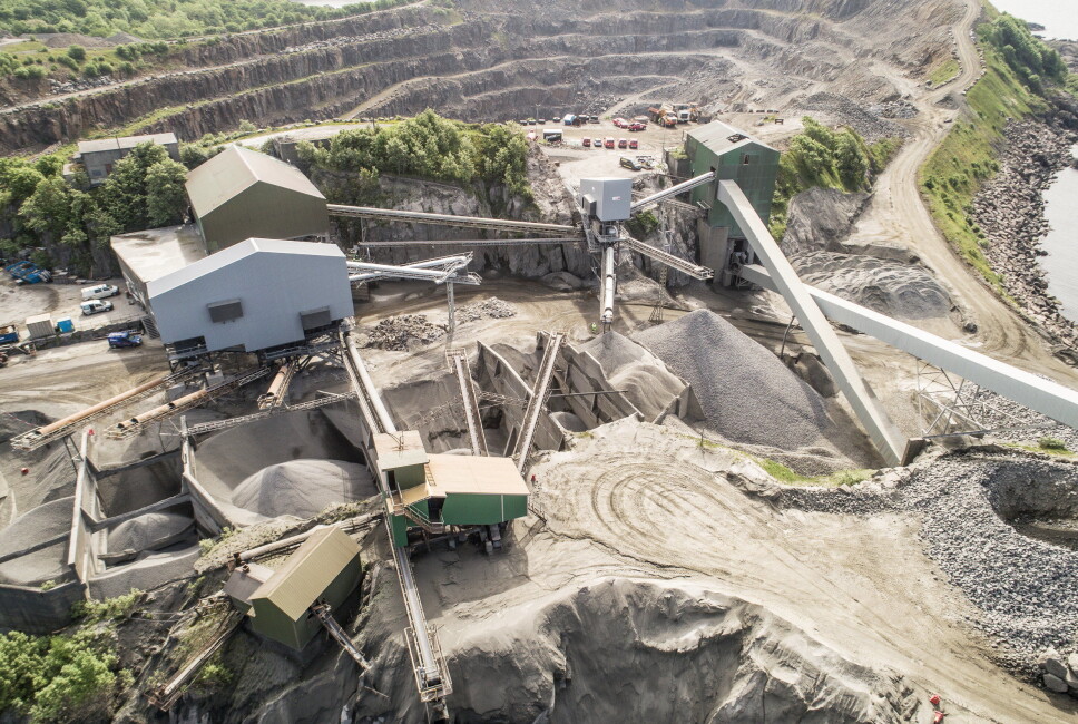 SIKTER HØYT: NOAH har investert i ny grovknuser, samt grovsiktestasjon og to finsiktestasjoner, i tillegg til en rekke nye transportbånd. Her er produksjonsanlegget. Uttaket av stein er i krateret bak. Foto: Nordic Bulk