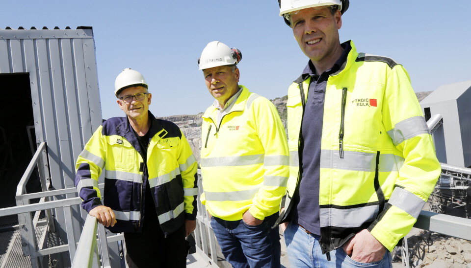 STOR ØKNING: Reidar Solli (f.v.), prosjektleder Rekefjord Stone, sier produksjonen har økt med 50% med det nye utstyret. Her sammen med Jone Mæland (prosjektleder) og Peder Egeland (daglig leder) fra Nordic Bulk. Foto: Klaus Eriksen