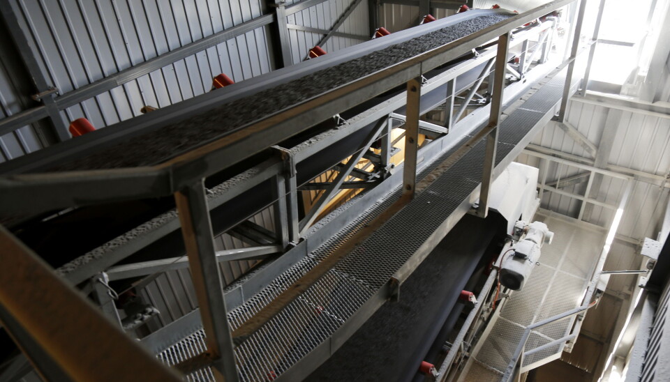 UNDER TAK: Siktestasjonene og transportbåndene er i egne hus, eller overbygget. Dette reduserer støy og støv vesentlig. Foto: Klaus Eriksen