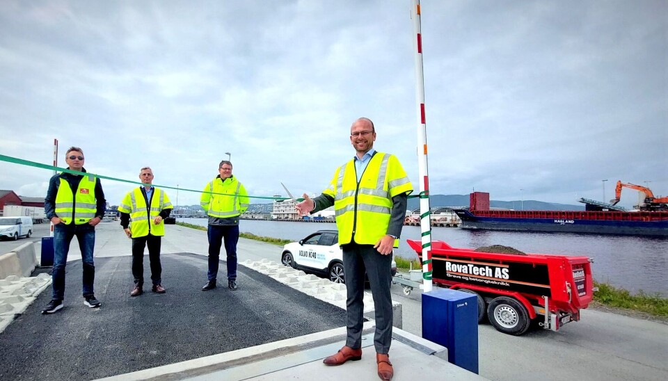 Transittkaia, oversiktsbilde over kai- og terminalområdet hos Trondheim Havn - fra åpningen av grønn bulkterminal. Fra venstre bak: Ole Arild Haugum (eier av Forset Grus), Eivind Dale (seniorrådgiver i DNV / Grønt Skipsfartsprogram), Knut Thomas Kusslid (direktør i Trondheim Havn IKS). Foran: Kristian Dahlberg Hauge (direktør for næring, miljø og samferdsel hos Trondheim kommune). Transittkaia, oversiktsbilde over kai- og terminalområdet hos Trondheim Havn - fra åpningen av grønn bulkterminal. Fra venstre bak: Ole Arild Haugum (eier av Forset Grus), Eivind Dale (seniorrådgiver i DNV / Grønt Skipsfartsprogram), Knut Thomas Kusslid (direktør i Trondheim Havn IKS). Foran: Kristian Dahlberg Hauge (direktør for næring, miljø og samferdsel hos Trondheim kommune).