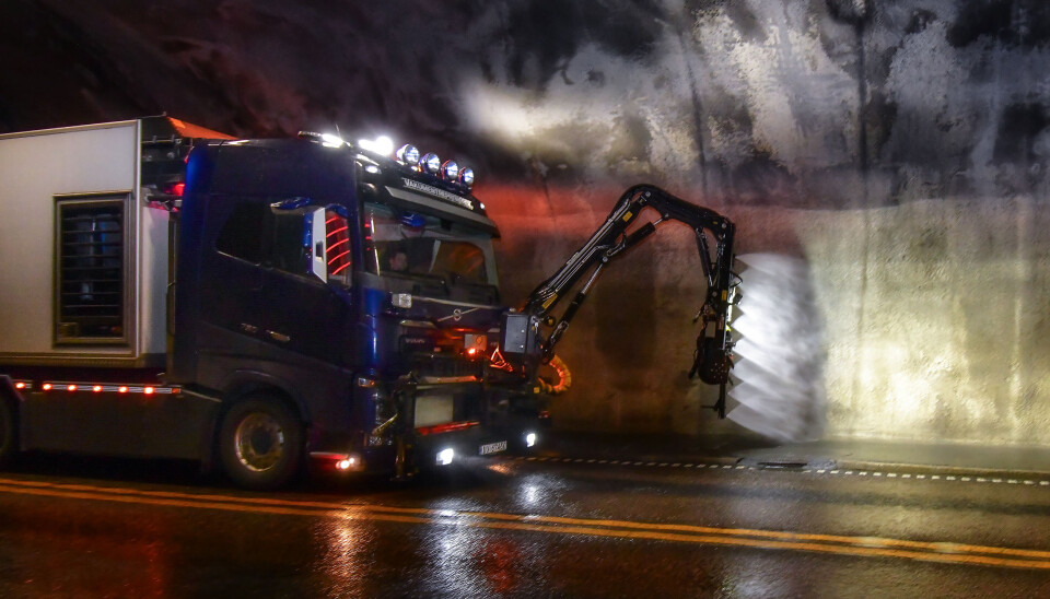 Det er viktig for trafikksikkerheten at det er god sikt i tunnelene og at skilt er godt synlige. Tunnelvask er en viktig rutine i tunnelvedlikeholdet.
