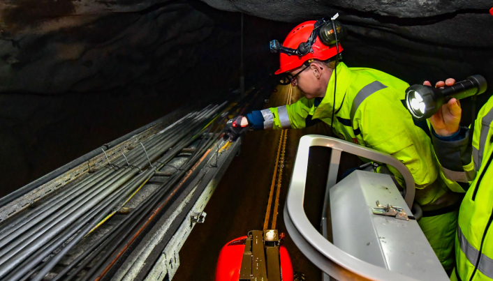 Statens vegvesen stenger de lange tunnelene omtrent månedlig for å kontrollere og vedlikeholde de tekniske installasjonene.