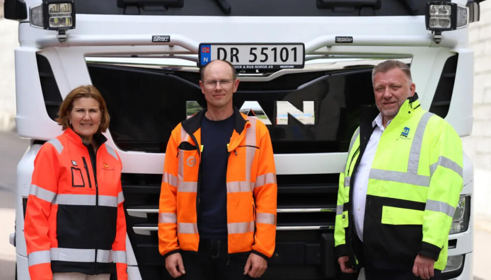 F.v: Direktør i Statens vegvesen Ingrid Dahl Hovland, sjåfør i Jakheln Transport, Andrius Daminskis og direktør i NLF Geir A. Mo.