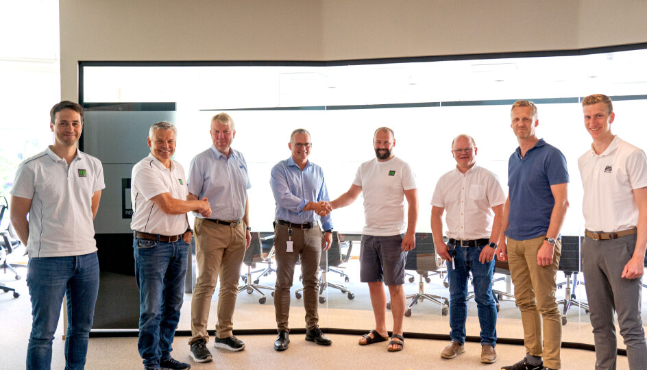 Bilde fra avtaleinngåelse mellom Rental Group og Pon Equipment AS. Fra venstre: Pål Brandvold, KAM Rental Group - Frank Ole Sørensen, daglig leder Rental Group Maskin - Gunder Grimsrud, KAM Pon Equipment - Erik Sollerud, adm. dir. Pon Equipment - Lars Hæhre, CEO Rental Group - Ole Petter Holene, servicedirektør Pon Equipment - Jonas Gunstad, CFO Rental Group - Martin Strange, fleet manager Rental Group Maskin.