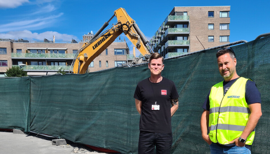Anleggsleder i Veidekke, Roger Dalheim (t.v.) og storkundeselger Atle Bråthen i Ramirent på byggeplassen på Ensjø der Obos-prosjektet Lumanders Hage skal reise seg de neste årene. Kontrakten mellom Ramirent og Veidekke har en varighet på nærmere tre år.
