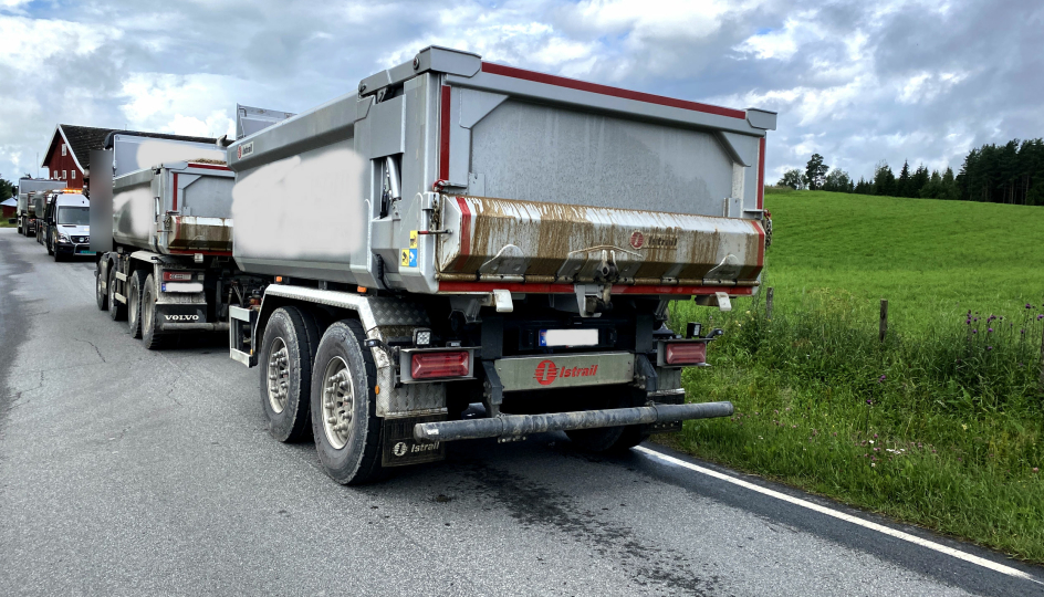 En mobil utekontroll fra Statens vegvesen kontrollerte disse to vogntogene i Innlandet 7. juli. Begge hadde solid overlast.