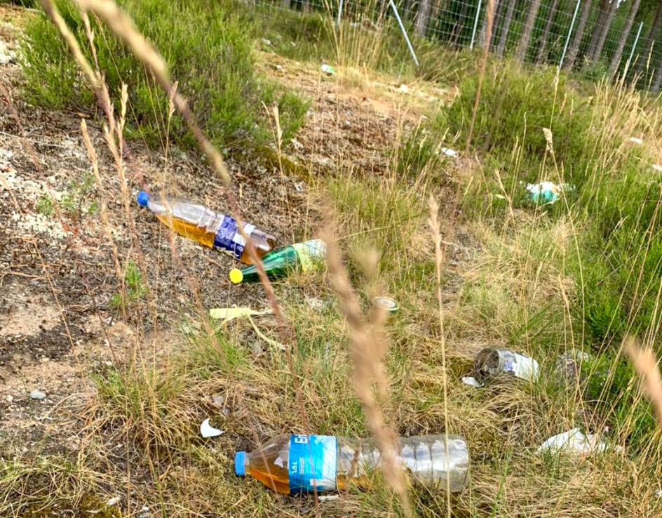 Mange langtransportsjåfører tisser på flasker som de deretter kaster langs veien.