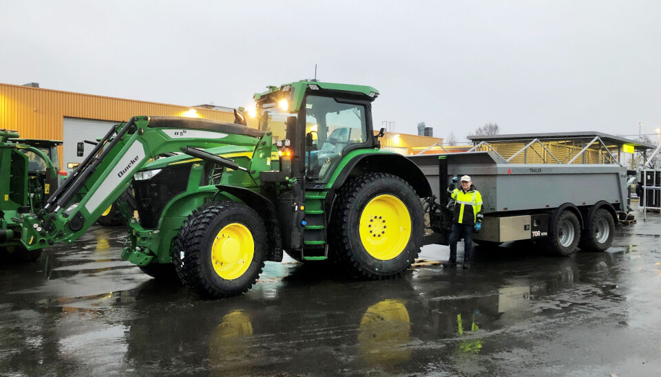 GROMME SAKER: Magne Ove Olsen i Move Maskin AS tar lokale jobber i Saltstraumen med en splitter ny John Deere 7R og, faktisk, verdens første TOR 15T50-henger!