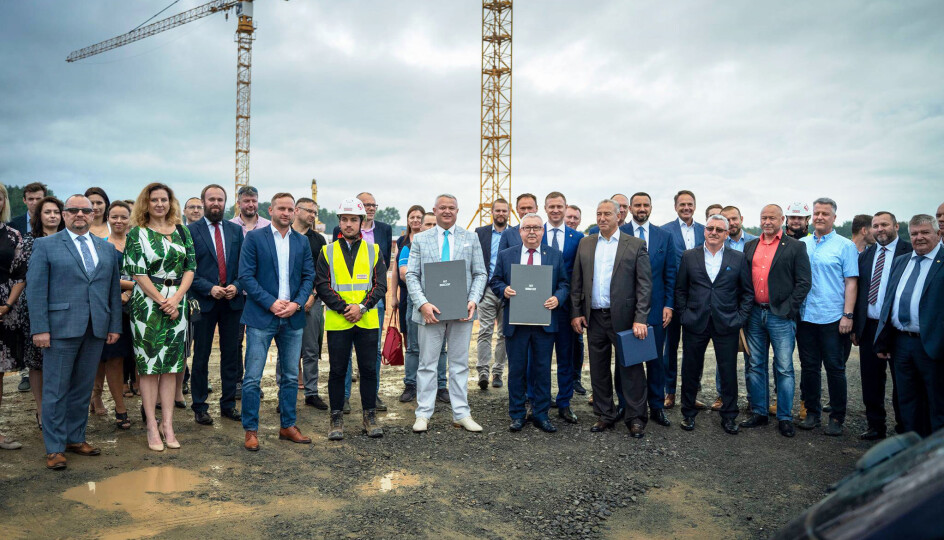 Bilde fra tomten der Hegelmann Group bygger et stort transportsenter i Żarska Wieś i Polen. På bildet er blant andre representanter for Hegelmann og for Strabag som bygger det store transportsenteret. Åpningen av senteret er planlagt i midten av 2022.