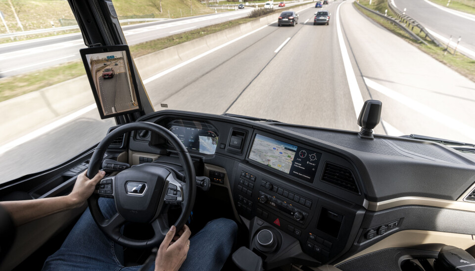 Dersom føreren forsøker å bytte fil når det er et kjøretøy i veien vil systemet styre bilen tilbake i egen fil.