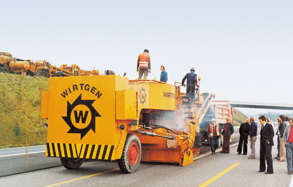 REVOLUSJONERENDE: Kald fresemaskinen SF 3800 C ble introdusert i 1979 og var en helt ny teknologi for å frese bort asfaltdekke. Foto: Wirtgen