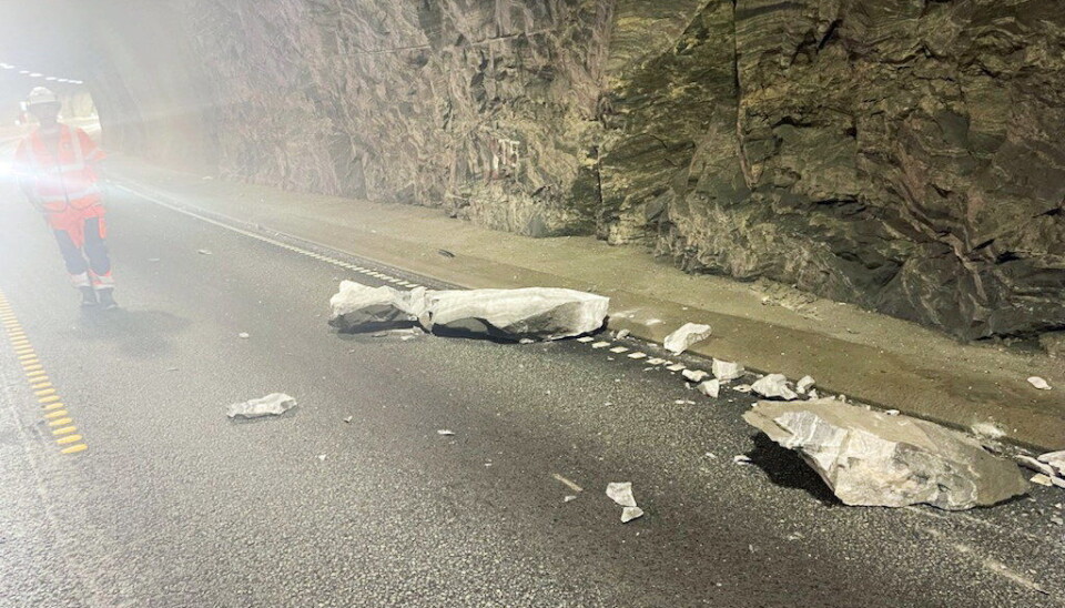 ALVORLIG: En ca. ett tonn tung steinblokk falt ned på veibanen i Trodaltunnelen på E39 i Masfjorden kommune i Vestland, nord for Bergen. Foto: Mesta