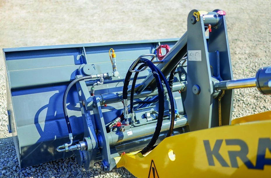 AUTOMATISK: Kramer lanserer «Smart Attach» som kobler til redskap og olje uten at føreren trenger å forlate hytta. Foto: Kramer