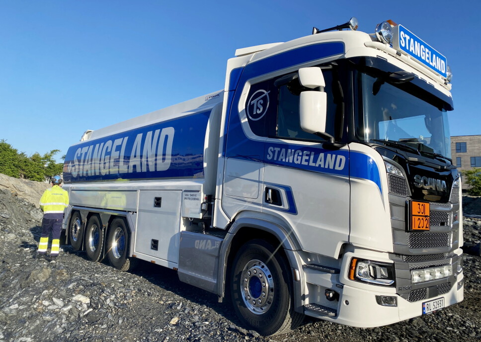 NY: En av de nyeste bilene til Stangeland Maskin er en Scania R580 tankbil. Foto: Stangeland
