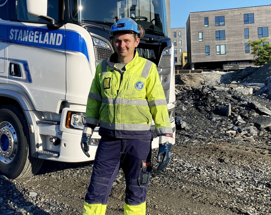 KJØRER DRIVSTOFF: Henning Salte har kjørt tankbil siden 2007. Foto: Stangeland