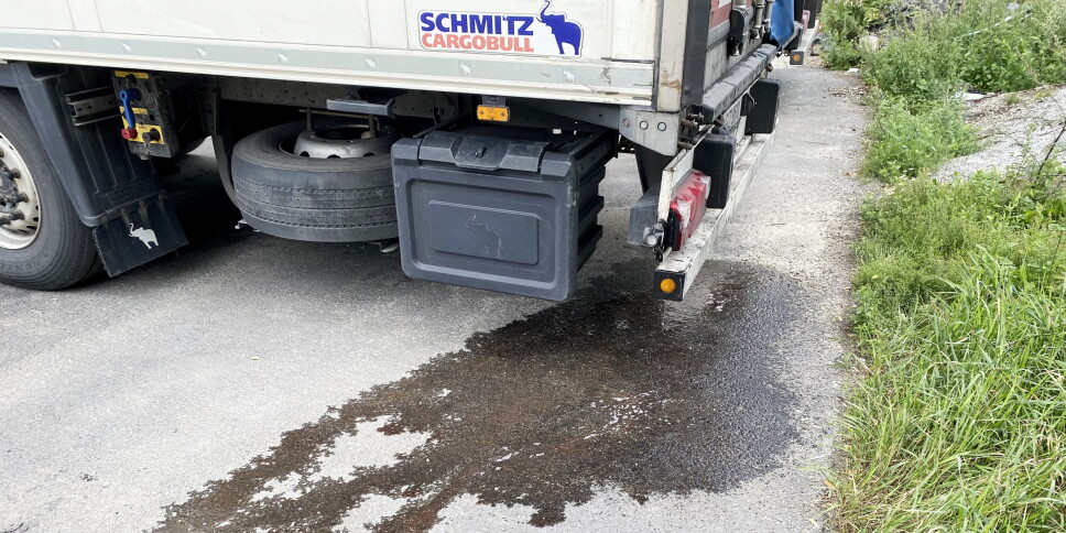 RENNER: Bildet er fra den aktuelle kontrollen på Jessheim da seks vogntog fikk bruksrett på grunn av avrenning fra lasten. Foto: Statens vegvesen