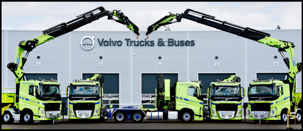 SPLITTER NYTT: Bilene fotografert foran nyanlegget til Volvo-forhandler Volmax i Rygge i Østfold. Foto: Volmax