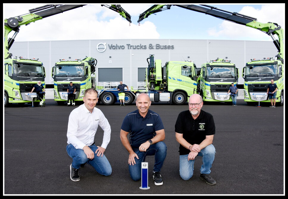 LEVERANDØRENE: Salgssjef Roger Rossing (t.v.) fra Volmax i Rygge gratulerer daglig leder Eirik Kynningsrud i Kynningsrud Nordic Crane med bilene. Til høyre er salgssjef Bård Reitan fra Hengsrød AS som har levert kraner og påbygg. Foto: Volmax