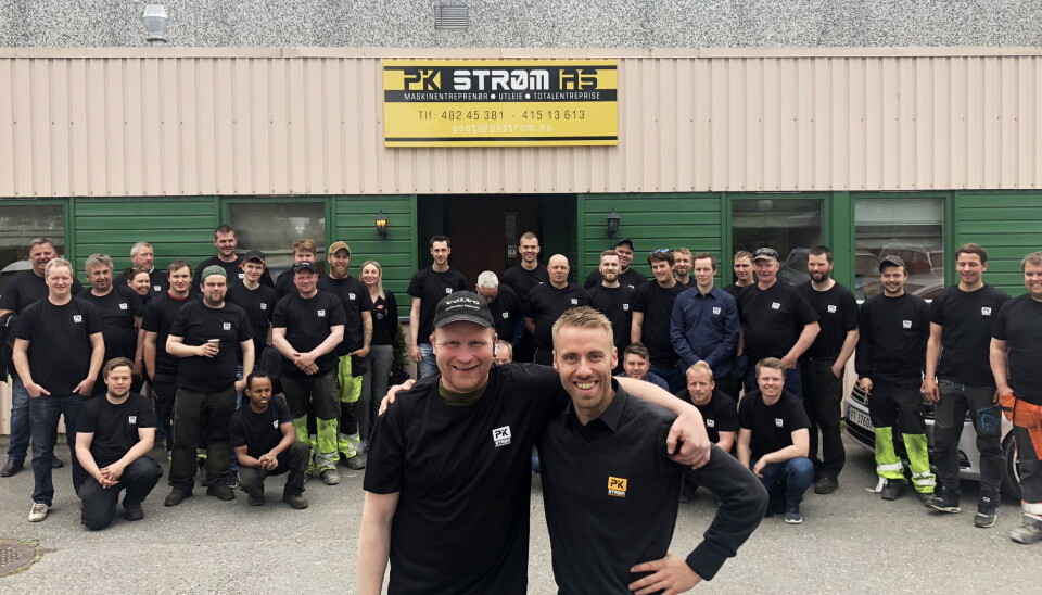 VIKTIGSTE RESSURS: Gründer Pål Kenneth Strøm (t.v.) og daglig leder Carl Christian Moland i PK Strøm tok på spanderbuksene før sommerferien. Bak er mange av de ansatte i bedriften. Foto: Saltenposten
