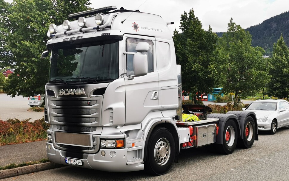 Da AT.no snakket med driftssjef Bjørn Harald Skuterud i Asfaltfres AS mandag formiddag, satt han og passet på Scania-trekkvogna på Rud i Bærum.