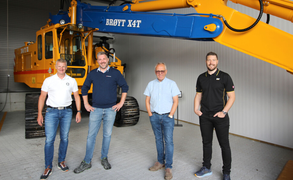 Foran en merkenøytral gravemaskin, fra venstre: Tor Anders Skjæveland (Volvo Maskin), Trond Sandanger (Hesselberg), Olav Stangeland og Christer Jørmeland Østerhus (Pon Equipment).
