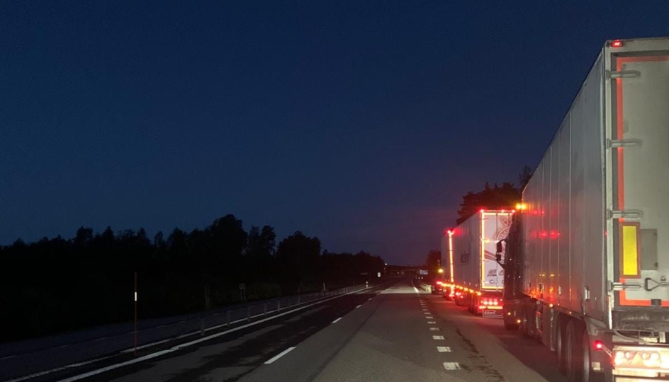 Svensk politi har lagt ut dette bildet fra kontrollen natt til i dag. Køen viser vogntog på vei inn til kontrollplassen. Dette er med andre ord ikke køen av alle som ble stoppet, der de aller fleste hadde alt i orden.