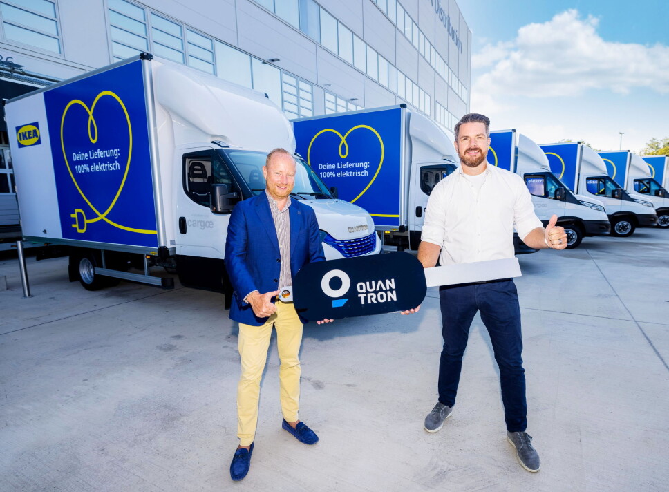KLARE: Andreas Haller (t.v.) og Quantron skal levere 30 slike biler til Claes Lindgren og IKEA i Wien i Østerrike. Foto: Quantron