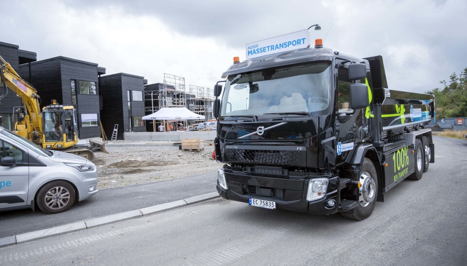 FØRSTE: Her er det første jordlasset på vei med en elektrisk tippbil på Sørlandet. Agder Massetransport fikk torsdag overlevert sin Volvo FE Electric. FØRSTE: Her er det første jordlasset på vei med en elektrisk tippbil på Sørlandet. Agder Massetransport fikk torsdag overlevert sin Volvo FE Electric.