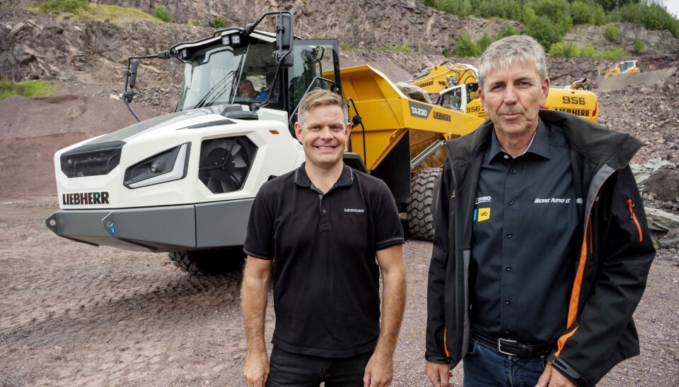 FORNØYDE: Morten Holter fra Liebherr-Norge (t.v.) og Christoffer Bruserud i Machine Partner er overveldet over hvor mange som tok turen til Nykirke.