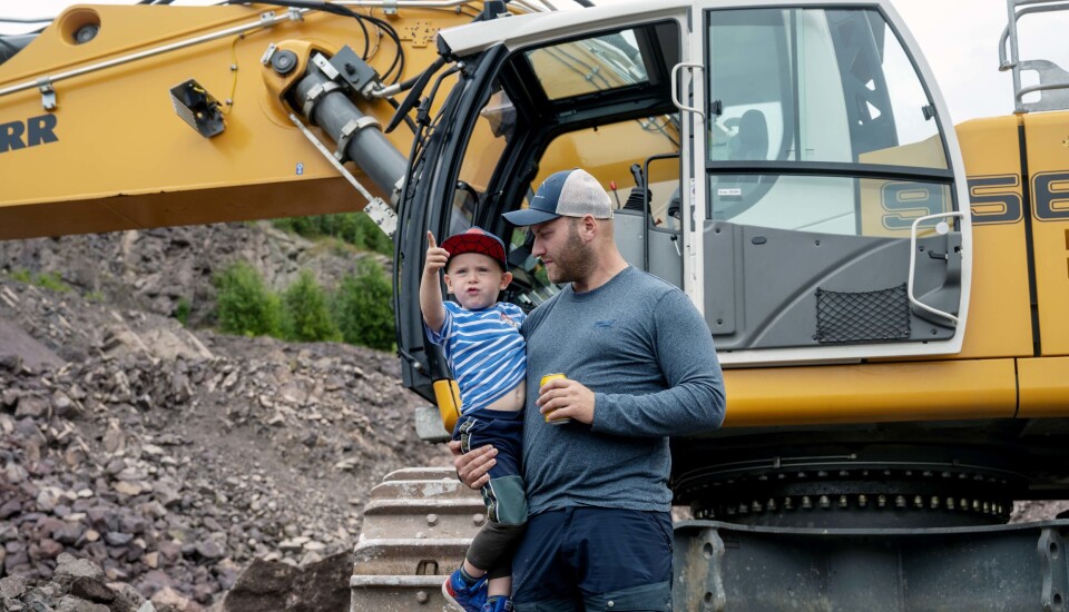 NESTE: Mikael på 4 har det travelt med å få med pappa Morten Hansen videre fra 60-tonneren til neste maskin junior vil prøve.