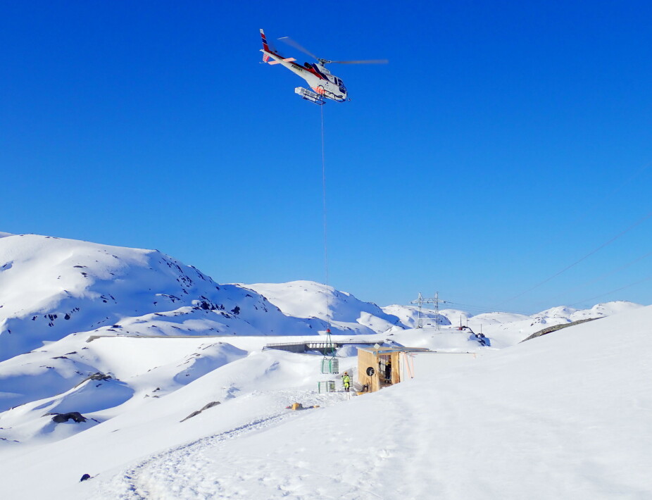 HELIKOPTER: Det er helikopter som gjelder når forsyninger skal leveres til prosjektet på 800 meters høyde vinterstid. Foto: BKK