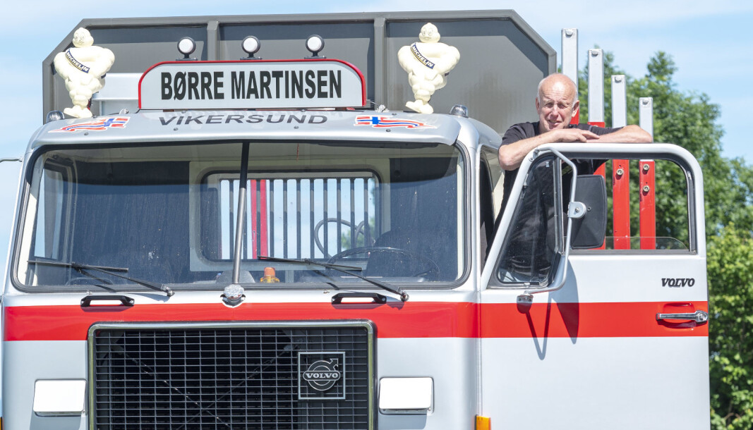 VEDBIL: Etter 46 år bak rattet har Børre Martinsen pensjonert seg. Men han slipper ikke tømmerbilen helt. Volvo F88-en har han pusset opp og bygd om til tømmerbil, og den skal brukes til å kjøre ved og reise på veterantreff. VEDBIL: Etter 46 år bak rattet har Børre Martinsen pensjonert seg. Men han slipper ikke tømmerbilen helt. Volvo F88-en har han pusset opp og bygd om til tømmerbil, og den skal brukes til å kjøre ved og reise på veterantreff.