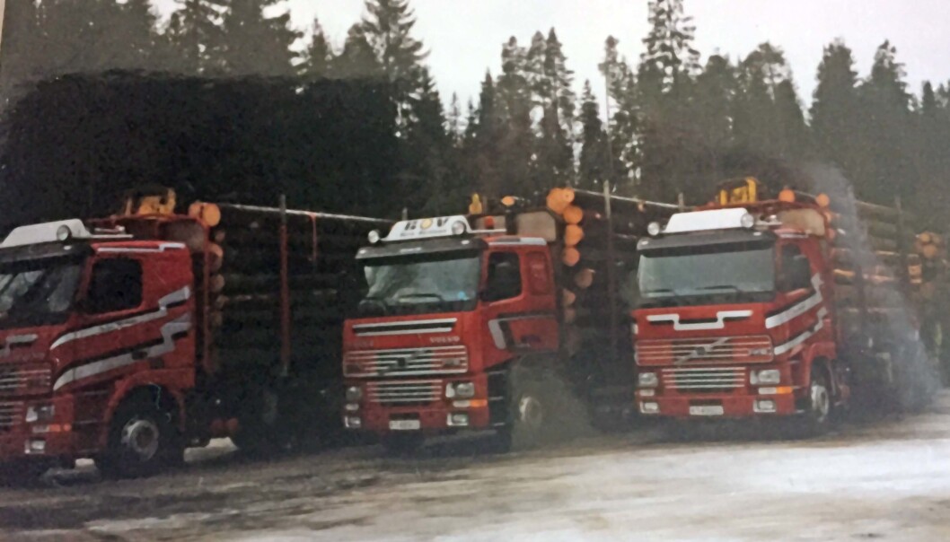 BRØDRE: Brødrene Inge, Børre og Tor Ivar Martinsen fra Vikersund hadde en periode like Volvo FH16 tømmerbiler. Foto: Privat. BRØDRE: Brødrene Inge, Børre og Tor Ivar Martinsen fra Vikersund hadde en periode like Volvo FH16 tømmerbiler. Foto: Privat.