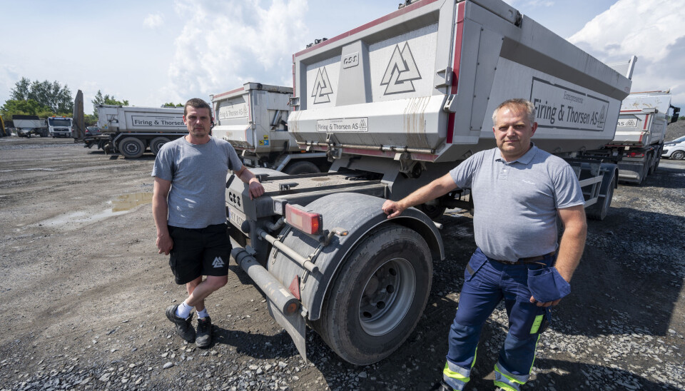 UTSKYV: Transportleder Andrejus Pravildvas (t.v.) og sjåfør Sigitas Leinartas i Firing & Thorsen har brukt slepehengerne med utskyv både på draget og siste akslingen siden påsketider.
