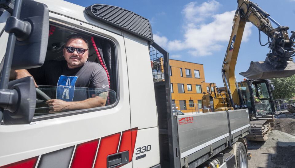 FORNØYD: Jaroslaw Skabara har kjørt Volvo FM-en siden den var ny. Han er veldig fornøyd med sin lille tippbil.