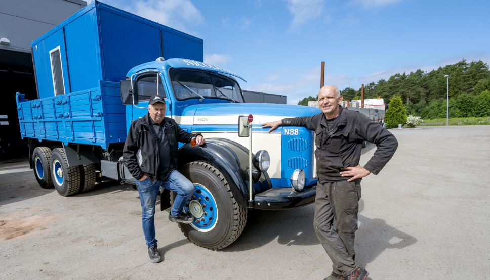 HOBBY: Remi Høyås (t.h.) har vært primus motor for restaureringen av Volvo N88-en fra 1972. Bilen er lik den første Egil Nicolaysen begynte med.