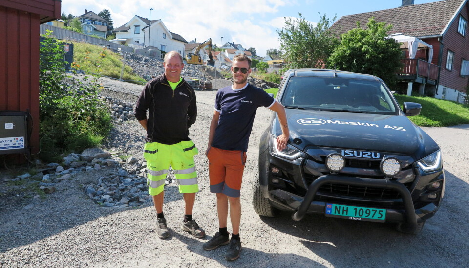 FORMENN: I bakgrunnen utføres gravearbeider i Gulsetveien like bak brakkeriggen hvor formann Magnus Knutsen (t.h.) har ansvaret, mens kollega Jon André Nesland leder et annet prosjekt i byen. Foto: Bjørn E. Eriksen