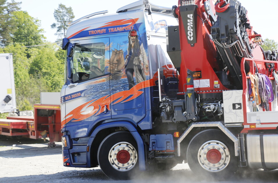 NYESTE: Denne Scania R650-bilen med Copma 115 tonnmeter kran, er splitter ny i bilparken til Tromøy Transport. Foto: Klaus Eriksen